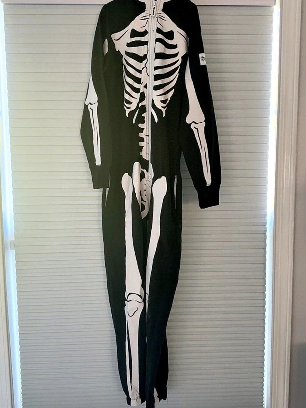 Youth XL Skeleton Halloween Costume Black & White Like New. Fits like a size 12